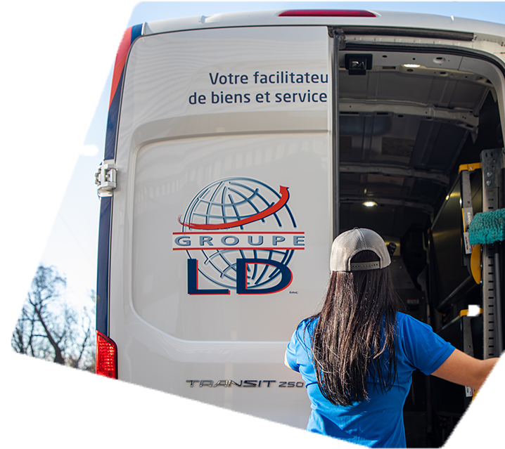 Employé Groupe LD en entrepôt industriel
