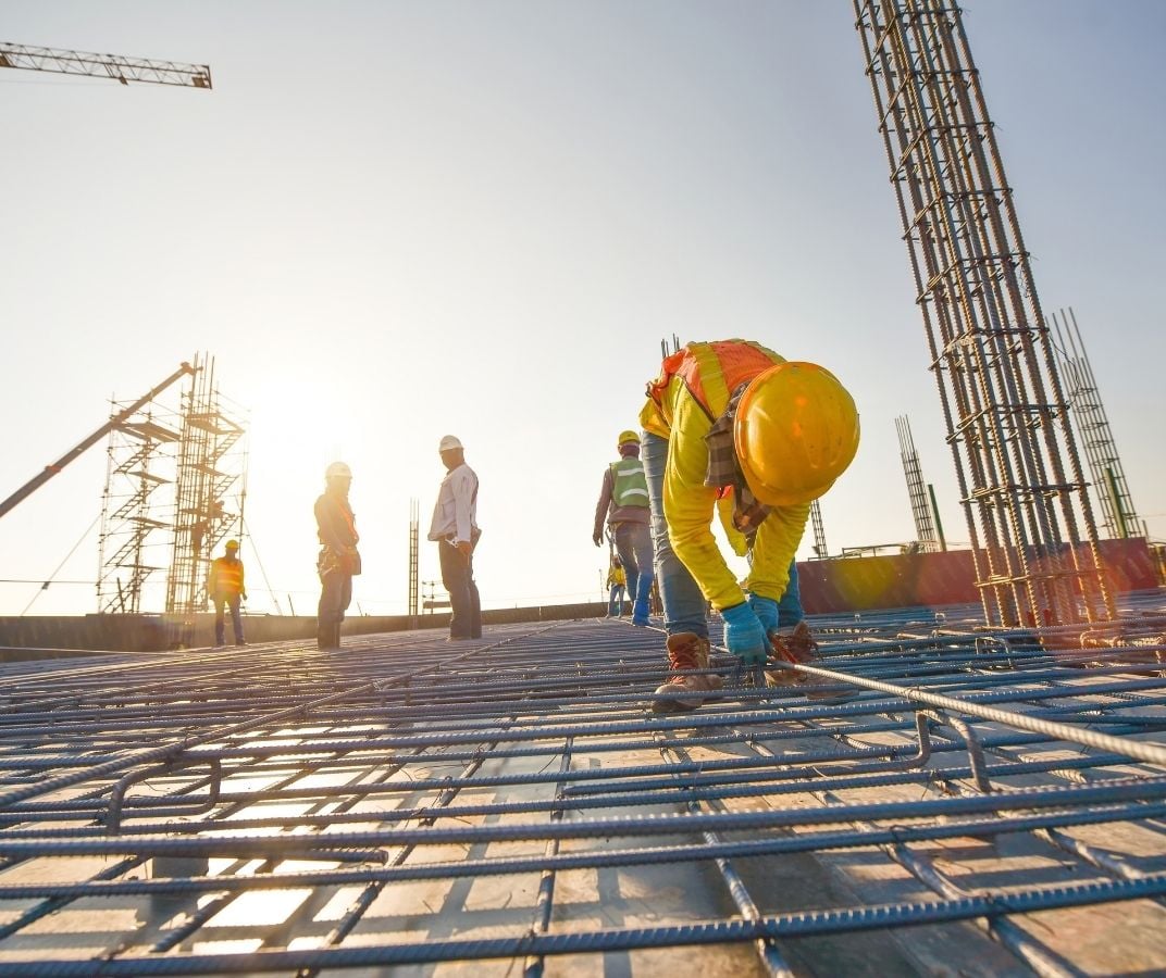Travailleur en équipement de sécurité sur un chantier de construction.